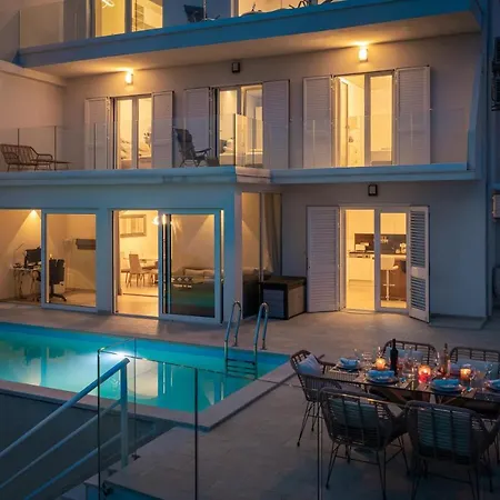 Villa Beachfront - Private Heated Pool Mimice