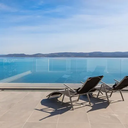 Beachfront - Private Heated Pool וילה
