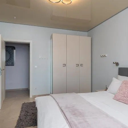 Beachfront - Private Heated Pool וילה מימיצה